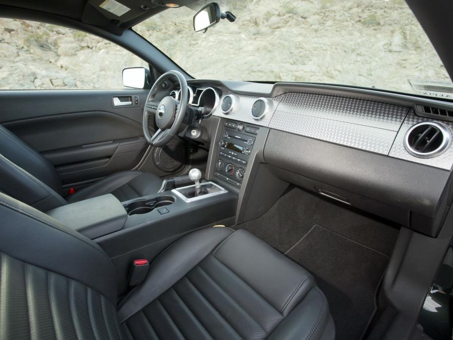 Интерьер Ford Mustang Bullitt 2008 года  (фото 76 из 84)